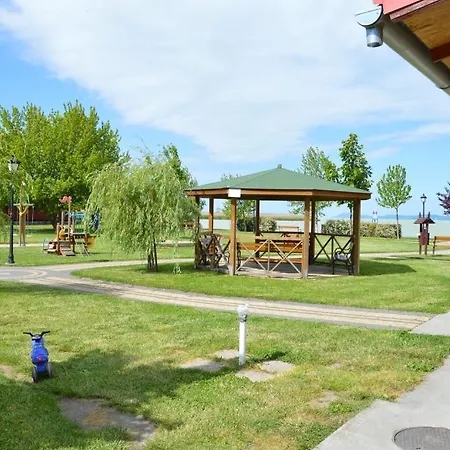 Mediterán Fedett Medencés Apartmanház Szántód Exterior foto