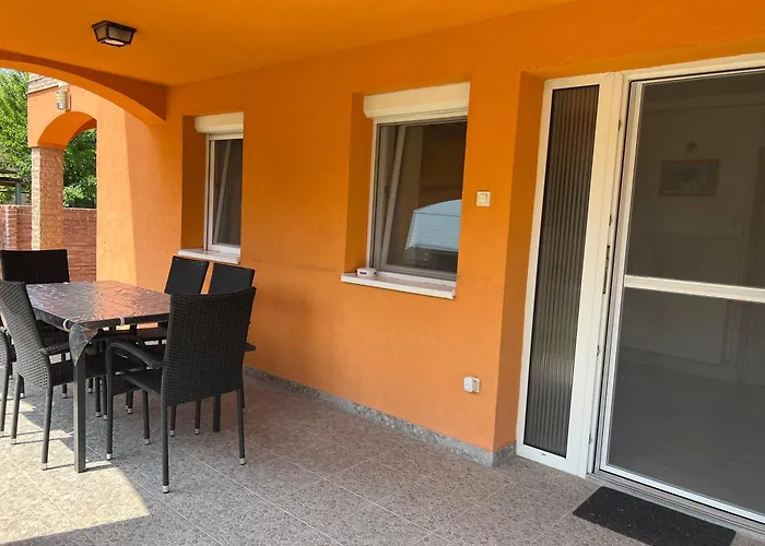Mediterán Fedett Medencés Apartmanház